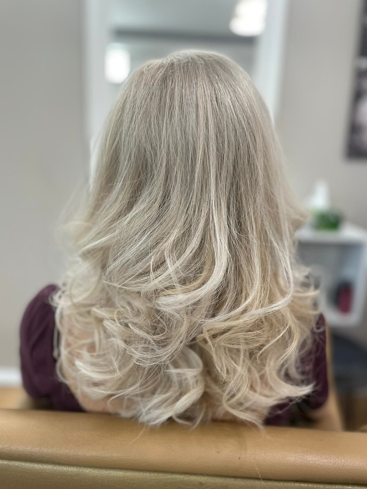 Păr lung blond cenușiu, ondulat