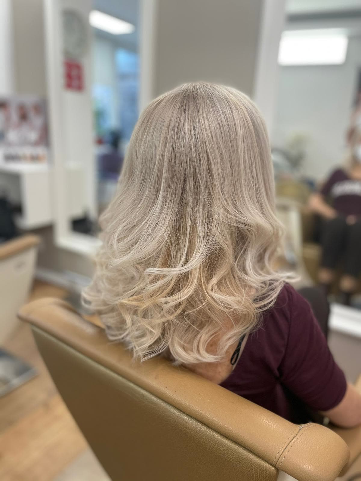 Valuri blonde, văzute din spate