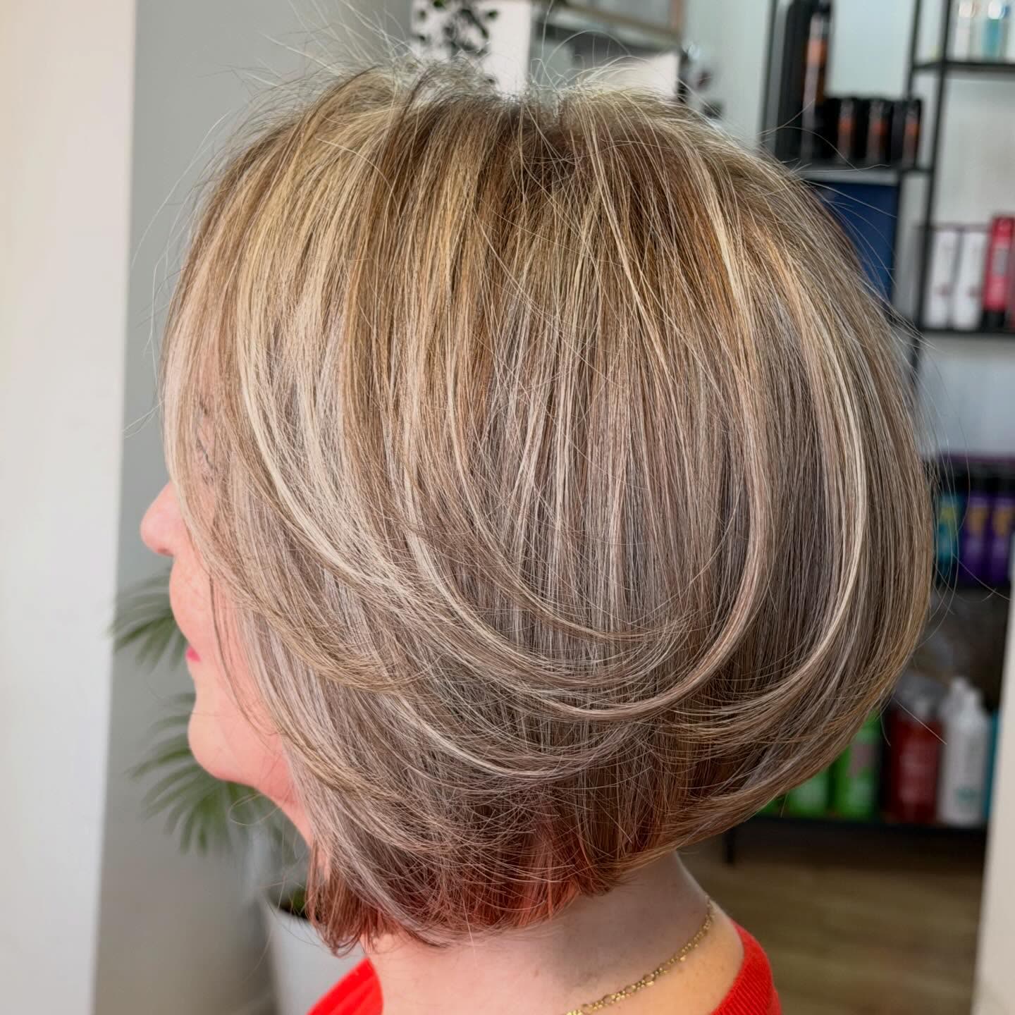 Bob cenușiu cu șuvițe, tuns în salon