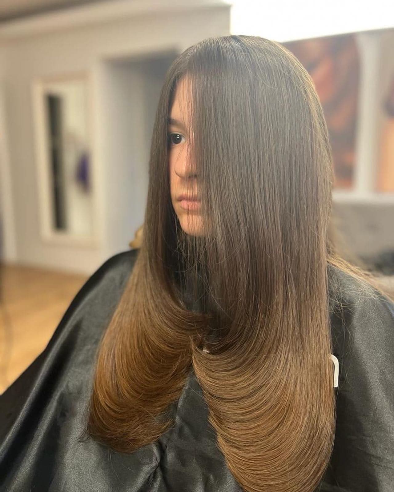 Bucle blond-caramel pe lungime medie, lucrate în salon
