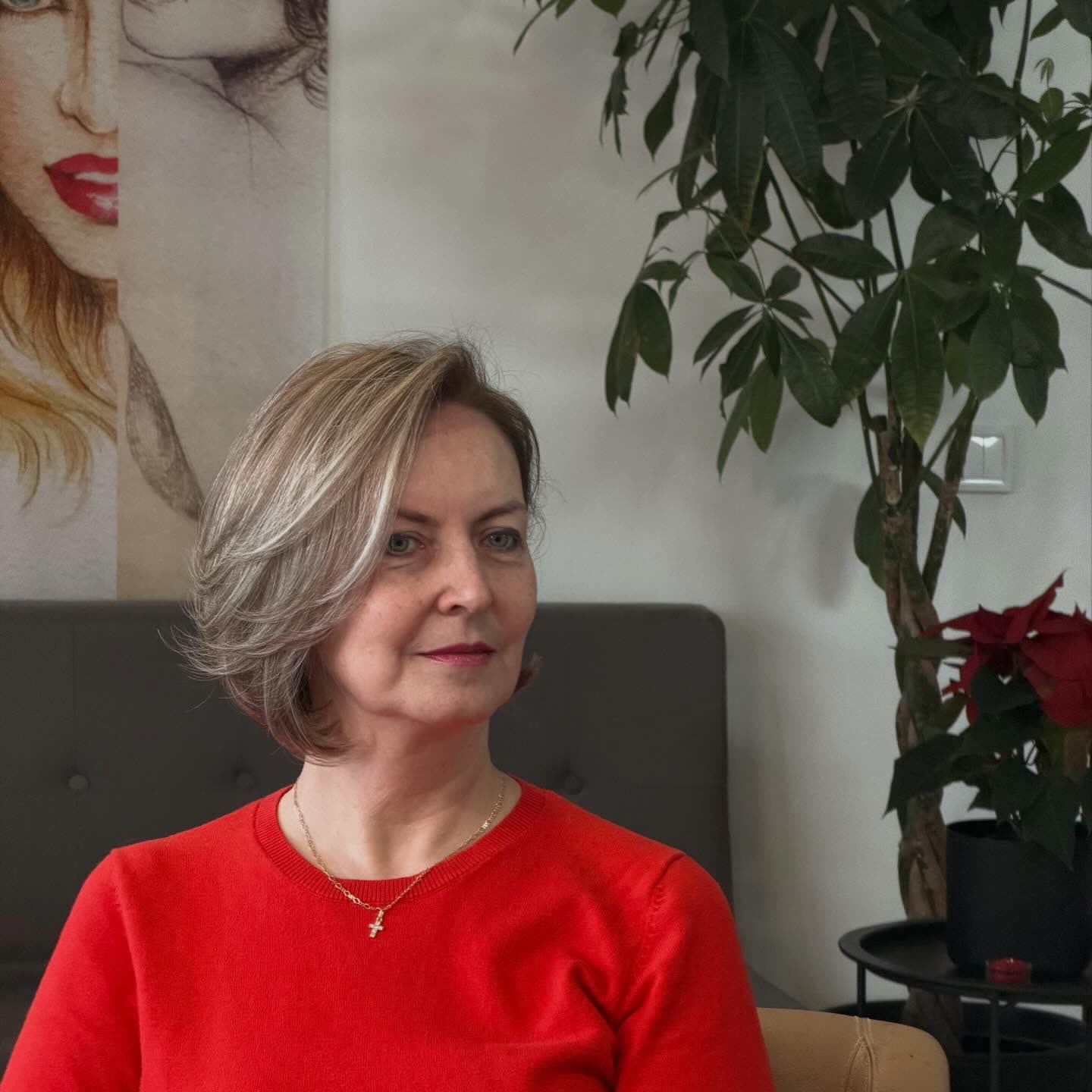 Tunsoare scurtă blond cenușiu, clientă în pulover roșu